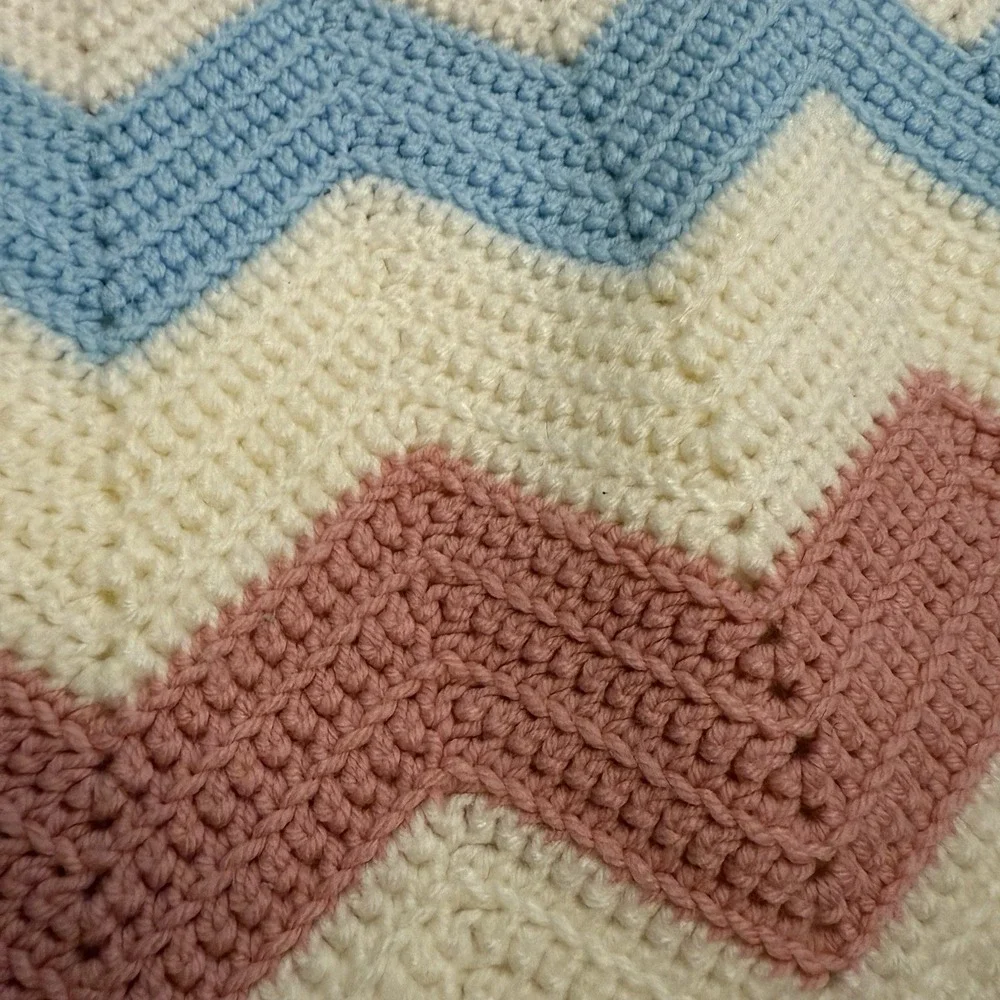 Vtg Baby Afghan Blanket in pink, white, yellow, blue - handmade Zig-zag‎